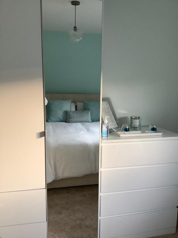Private Room, Shared Bathroom With One Other, Tea And Coffee Making Facilities, Mini Fridge And Hairdryer, King Sized Bed With Help Yourself Continental Breakfast In Secluded Modern Property With Parking Bournemouth Exterior foto